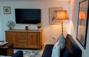 Luxury 1 bed apartment close to Airport and Exhibition centre ideal for short long term stays very cosy nicely furnished for comfort with all mod cons FreeParking on site Free WIFI - Foto 29