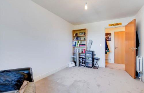 Modern 2 bed 2 bath with Balcony in Rayners lane Pinner Harrow near Wembley Greater London - Photo 8