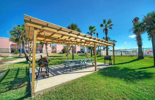 Oceanfront Condo w/ Private Balcony Pool + Tennis Bubbly Blew by Avantstay - Foto 24