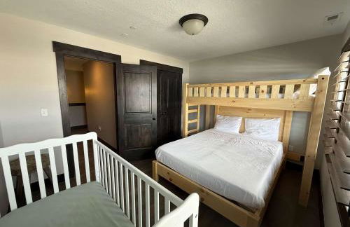 Spacious 5BR Family Townhome with Hot Tub and Garage - Foto 32