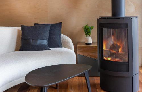 Designer A-Frame Treehouse with hot tub on river - Foto 16