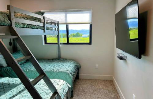 Peaks & Pines Modern Gem, 2 Kings, Bunks, Hot Tub, Walkable, Kid's Cove - Foto 53