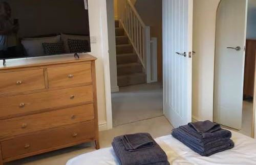 Comfortable 4BR stay in Bourne, Free Parking, Sleeps 7, Families & Contractors Welcome - Foto 15
