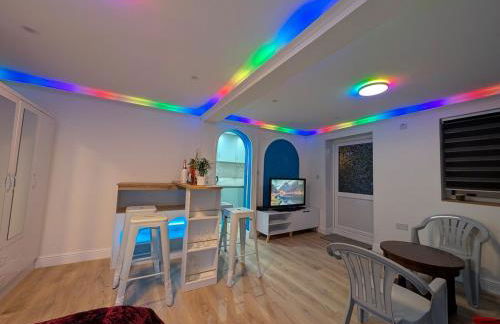 Luxury Santorini Boutique Suite with a Mediterranean Soul - 15m to Heathrow Windsor Ascot Legoland with Free Parking - Foto 16