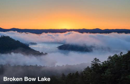 Cozy Cabin with Hot Tub, Fire Pit and Arcade Games - Foto 57