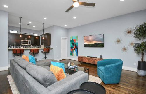 Skyline Views - Sleeps 10 Home Near Downtown - Photo 3