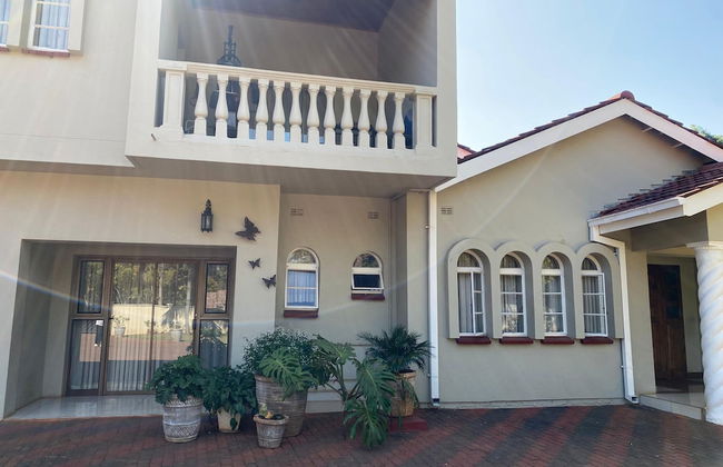 Luxurious 4 bed With Pool in Helensvale - 2255 - Foto 1