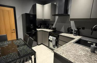 SK Stays Modern Luxury Home With Jacuzzi Bath & Cinema Room - Foto 19