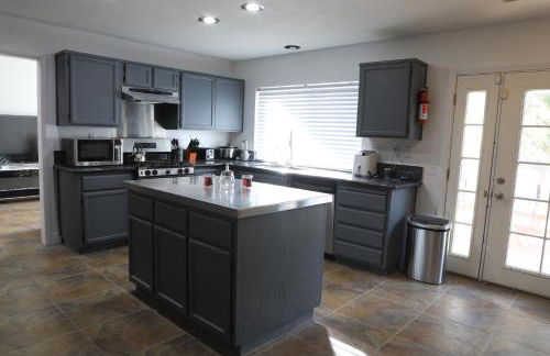 Comfy Expansive Home - Near the Strip - Heated Pool - Foto 28