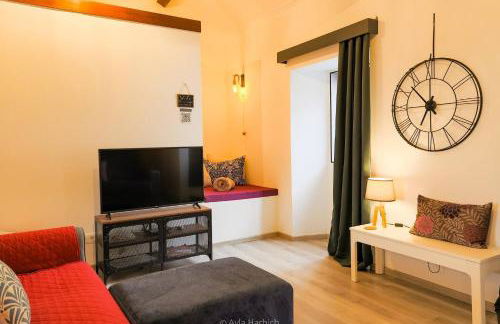 Character 2BR Upper Retreat with BBQ Terrace Parking - Photo 11