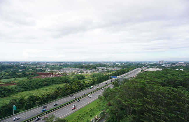 Homey Living and Well Designed Studio Room at Royal Sentul Park Apartment - Foto 19