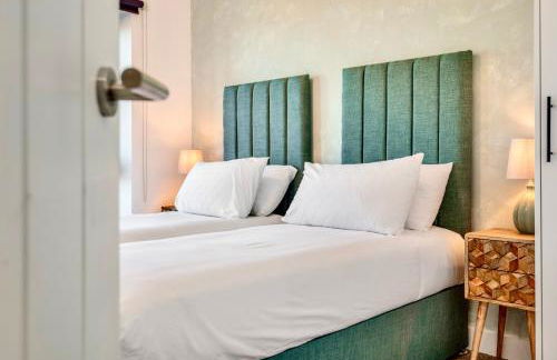 Luxury City Escape - Brand New Stylish 2 Bedroom Apartment with Parking - Foto 14