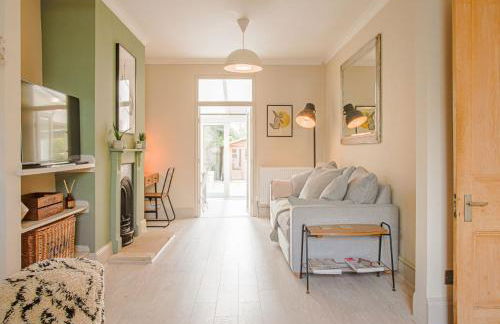 Stunning Townhouse with Large Garden - Sleeps 8! - Photo 40