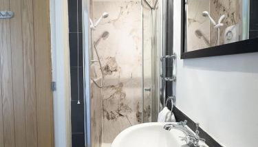 Spacious 4-Bed Lake District Getaway for Groups - Foto 3, Shower