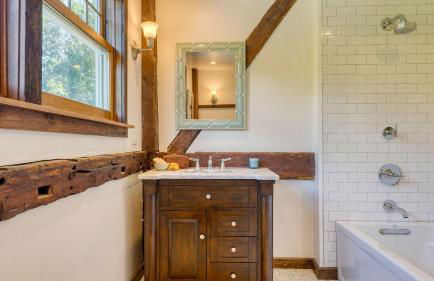 Historic Barn Retreat w Pool Pond Views Longview Pond Lodge by AvantStay - Foto 24