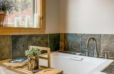 Amazing Creek View Cabin w/ Hot Tub, Firepit & Pool Table - Foto 7