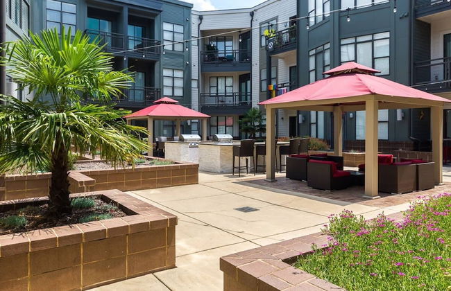 Spacious 2BD With Private Balcony and Free Parking - Foto 28