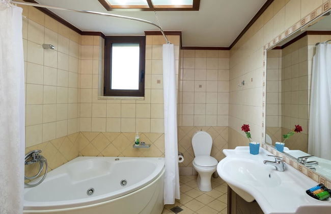 Villa in Tavronitis With Pool & Stunning Views - Photo 14