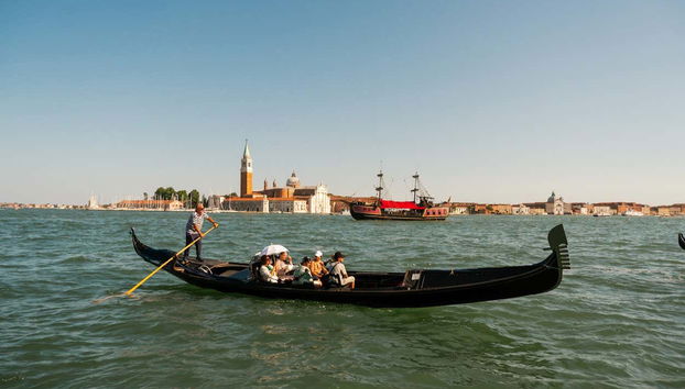Venice Canals Gondola Ride Under the Bridge of Sighs - Foto 2