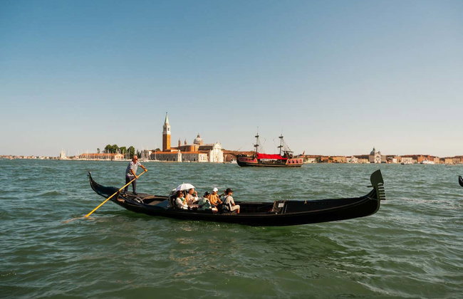 Paseo en góndola por el Puente de los Suspiros y los canales de Venecia - Foto 3