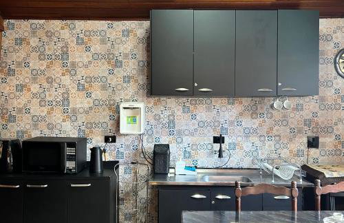 Chalé com PISCINA Privativa, com 2 QUARTOS, ESTACIONAMENTO em Condomínio com PORTARIA 24h, Sauna, Quadras, 3 PISCINAS no condomínio, Pesca e Parquinho Infantil - SmarTV na sala de estar, TV na área CHURRASQUEIRA, Wi-Fi e Cozinha Completa - Foto 29