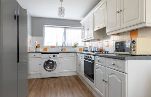 Clicketts - 3-Bedroom, Full Entire House, Sleeps 6 guests, Free wifi, Street Parking, Smart TV, Basildon, Essex London - Foto 56