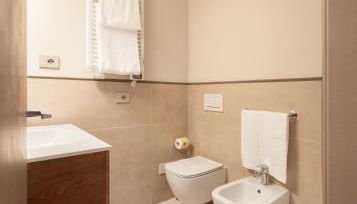 Via Avelli, 4 - Florence Charming Apartments - Attico al 5to piano senza ascensore vicino Stazione Con terrazza con Vista Santa Maria Novella - Foto 5, towels