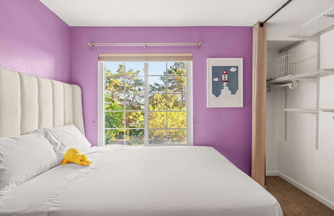 Spacious Retreat w Modern Decor and Private Yard - Photo 10