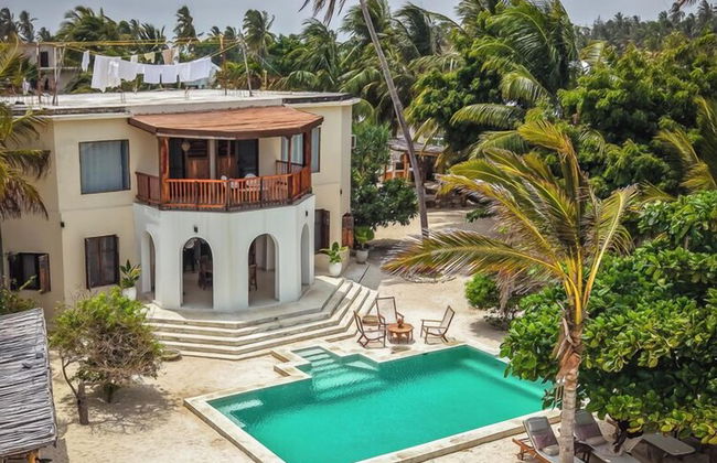 Solymar Staffed Beach Front Villa - Photo 25