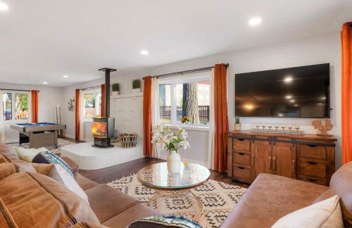 One of a Kind Home with HOT TUB Pool Table and Fire Pit 4 Miles to DT - Foto 6