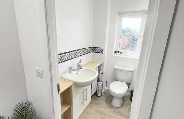 New Manchester City Getaway House with 2 FREE Parking - Foto 31