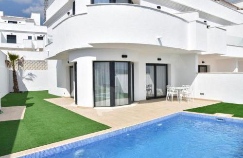 PANORAMISCH modern vakantiehuis in Finestrat bij Benidorm met 3 slaapkamers, gelegen op de 1ste lijn met privézwembad en omheinde privétuin, zicht op zee, de bergen met 'Kilómetro Vertical del Puig Campana' en op de skyline van Benidorm City en Finestrat - Foto 7