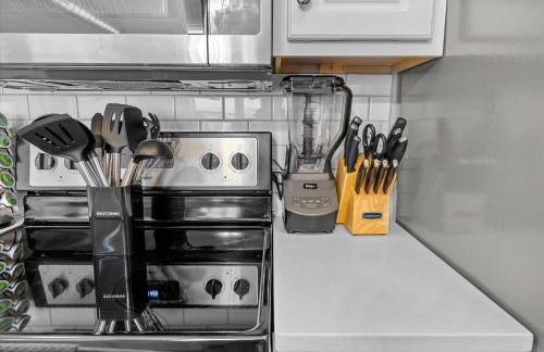 Steps away from Mass Ave Restaurants and Big Patio - Foto 16