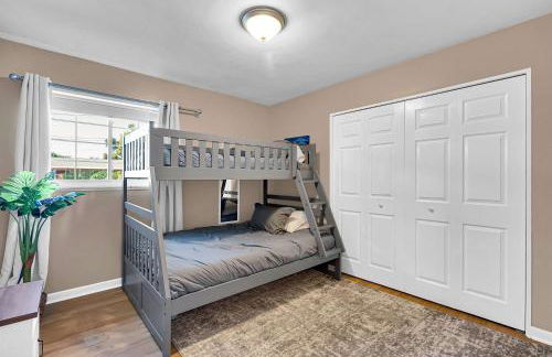 Four Bed Home with Pool Game Room Bar Near Beach - Foto 58