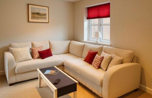 Elegant 2BD Townhouse in Thirsk: Cozy & Stylish - Photo 7