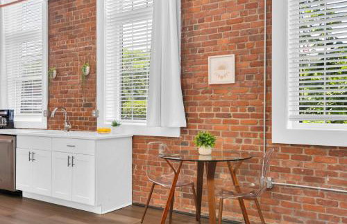 Jennifer's Stylish Downtown Brick Foundry Escape - Photo 3