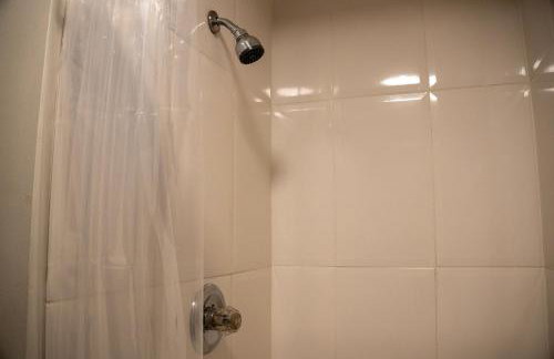 Charming 3 Bedroom Home with Spacious Living and Convenient to Shopping & Interstate - Foto 31