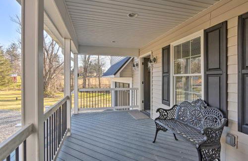 Morrisonville Manor with Fire Pit and Hot Tub! - Foto 32