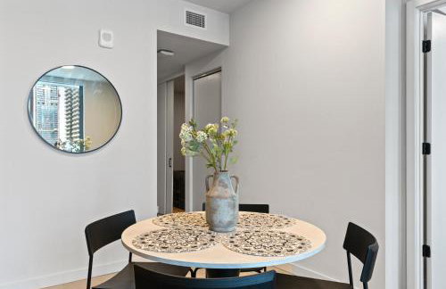 Downtown Condo with Den and Pool Access - Foto 2