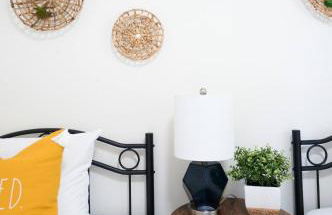 Beautiful Light-filled Farmhouse w swing & slide - Foto 35