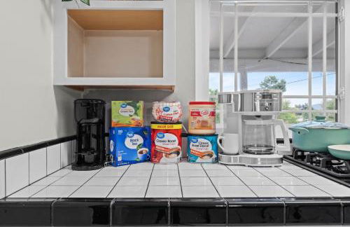 Entire Private Home with 4 Bedrooms 2 Bathrooms, 6 Beds, Hot Tub, King Bed, 6 Parking, Big Yard, Available Now - Foto 15