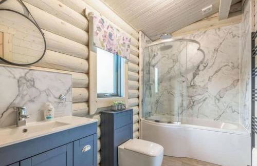 Treetops Luxury Log Cabin - Hot tub, BBQ & Sauna - Foto 21