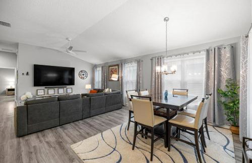 Luxe 2BR in The Villages, Mins to Eastport Town Square With Patio and Kingbed - Foto 16