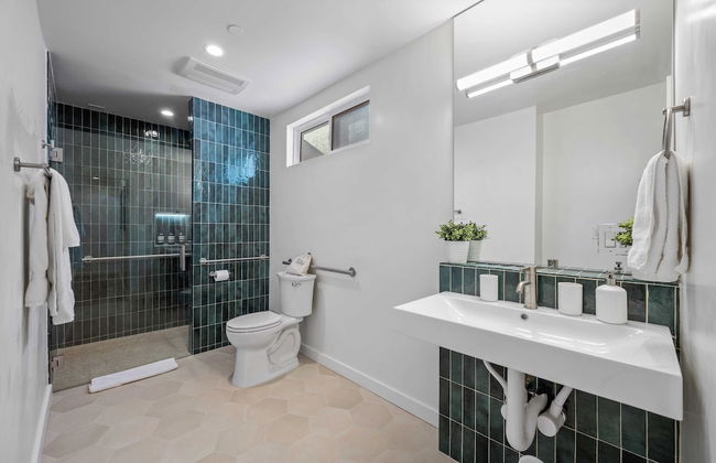 2 Units in Prime Hollywood Location Chic Renovated 1bdrs w/ Patio Avantstay - Foto 14