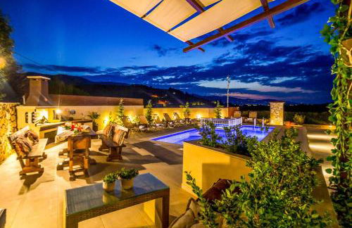 Maggie Alonia - Photo 43