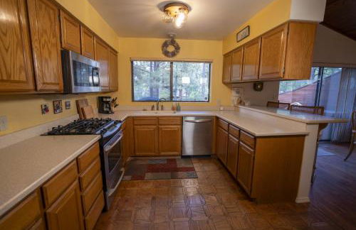 3BR Flagstaff Escape with Deck and Pine Views - Foto 15