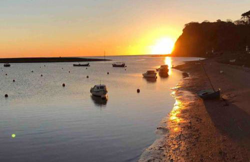 A unique and spacious river front property - Foto 65