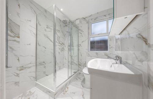 Brand New Cricklewood Zone 2 Modern Home - Foto 2