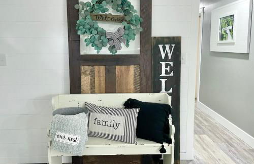 Rustic Chic in Charming Center Grove w Fenced Yard - Foto 13