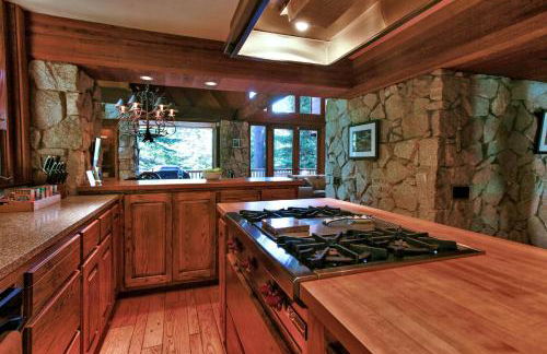 Little Ahwahnee Inn Entrance to Yosemite - Foto 9